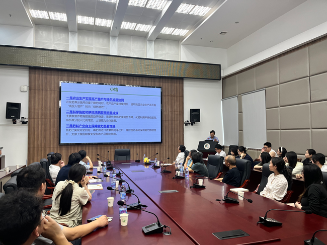 中国农业大学资源与环境学院陈新平教授作报告.png