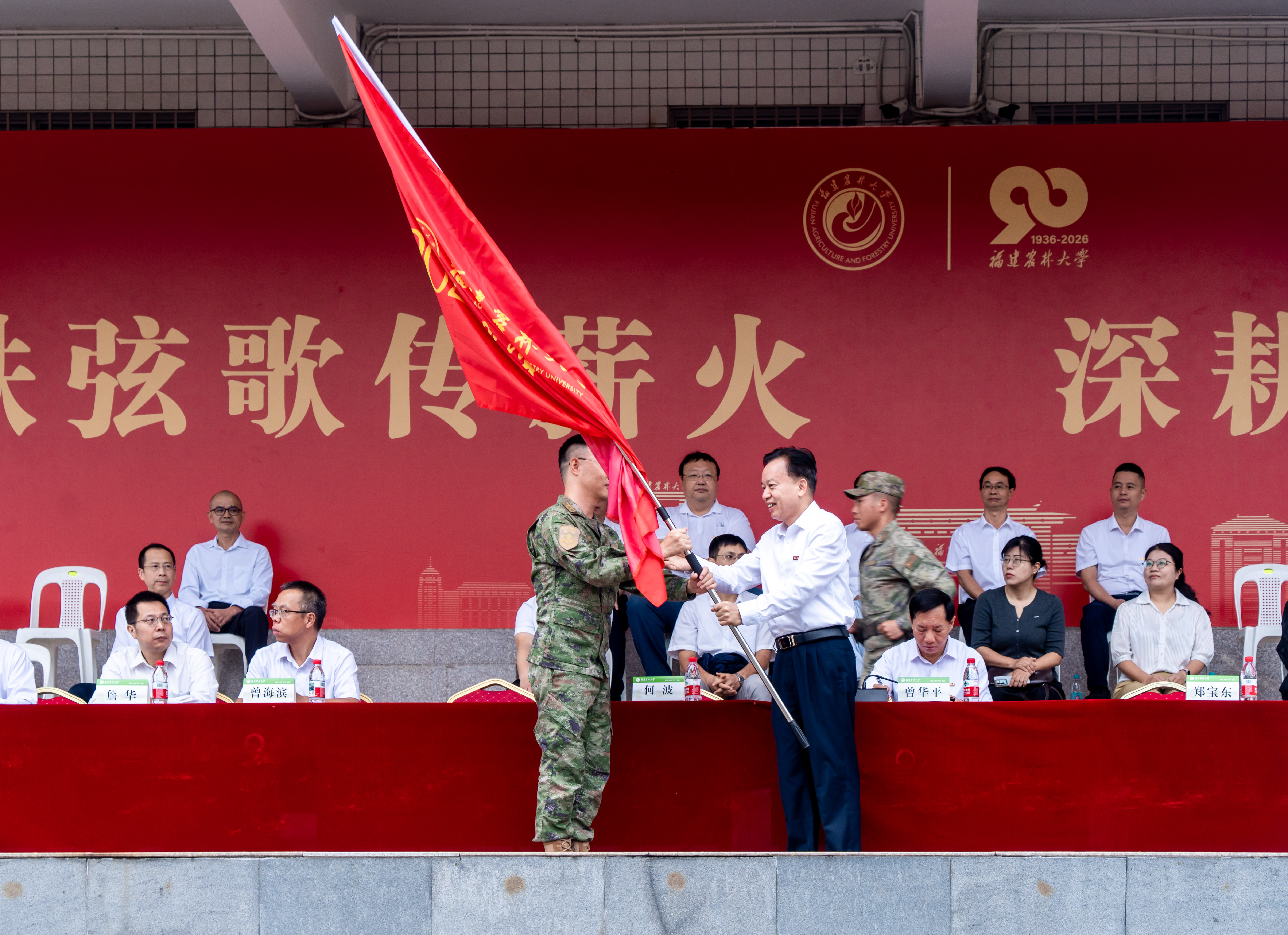 副校长郑宝东向军训旅授旗 DSC07425.jpg