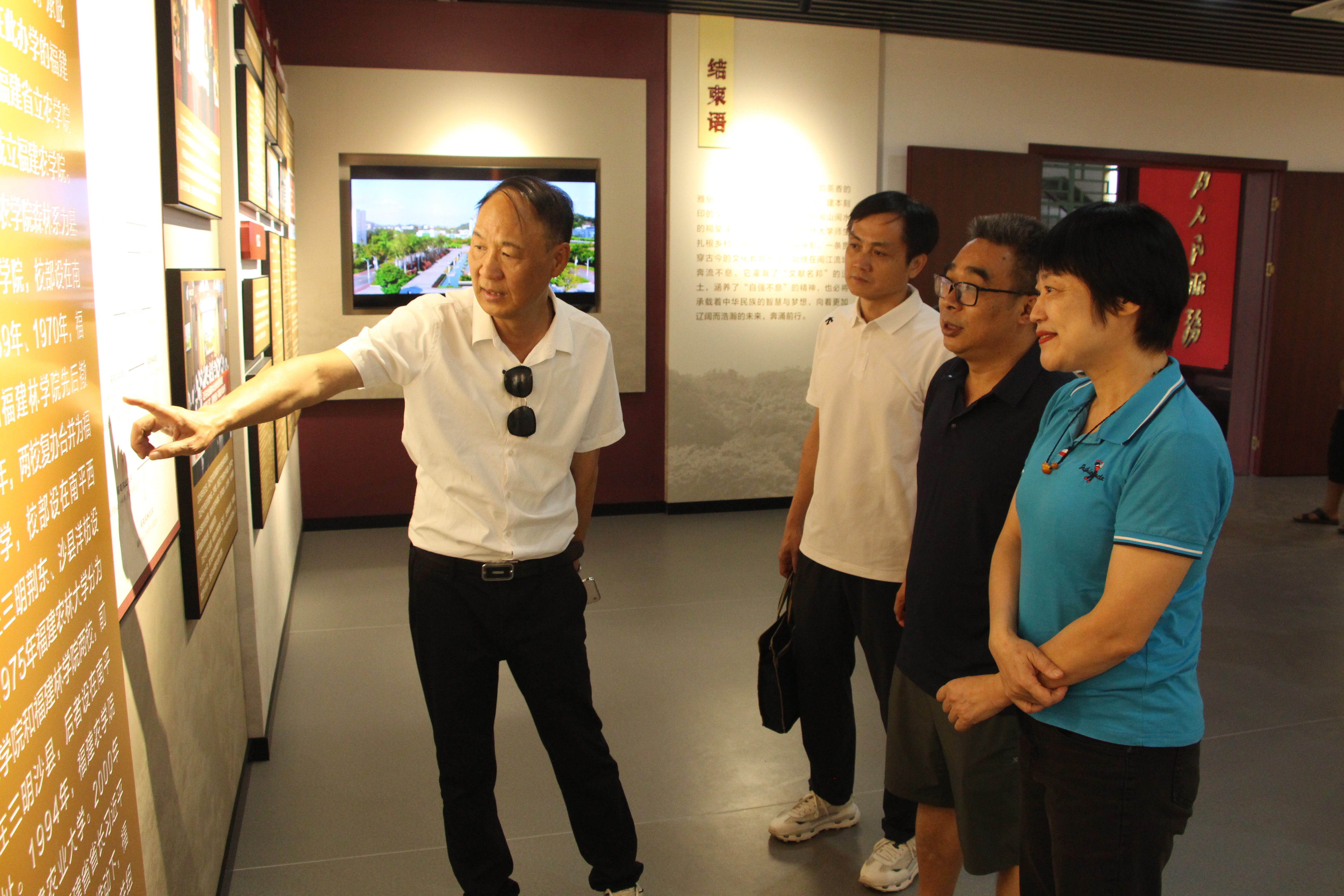 参观闽江源近现代高等院校办学集萃展厅.jpg 参观闽江源近现代高等院校办学集萃展厅.jpg