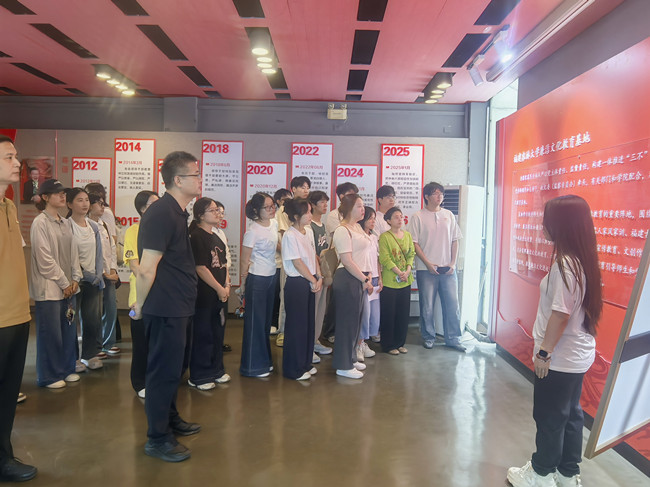 参观学校廉洁文化教育基地.jpg_.jpg