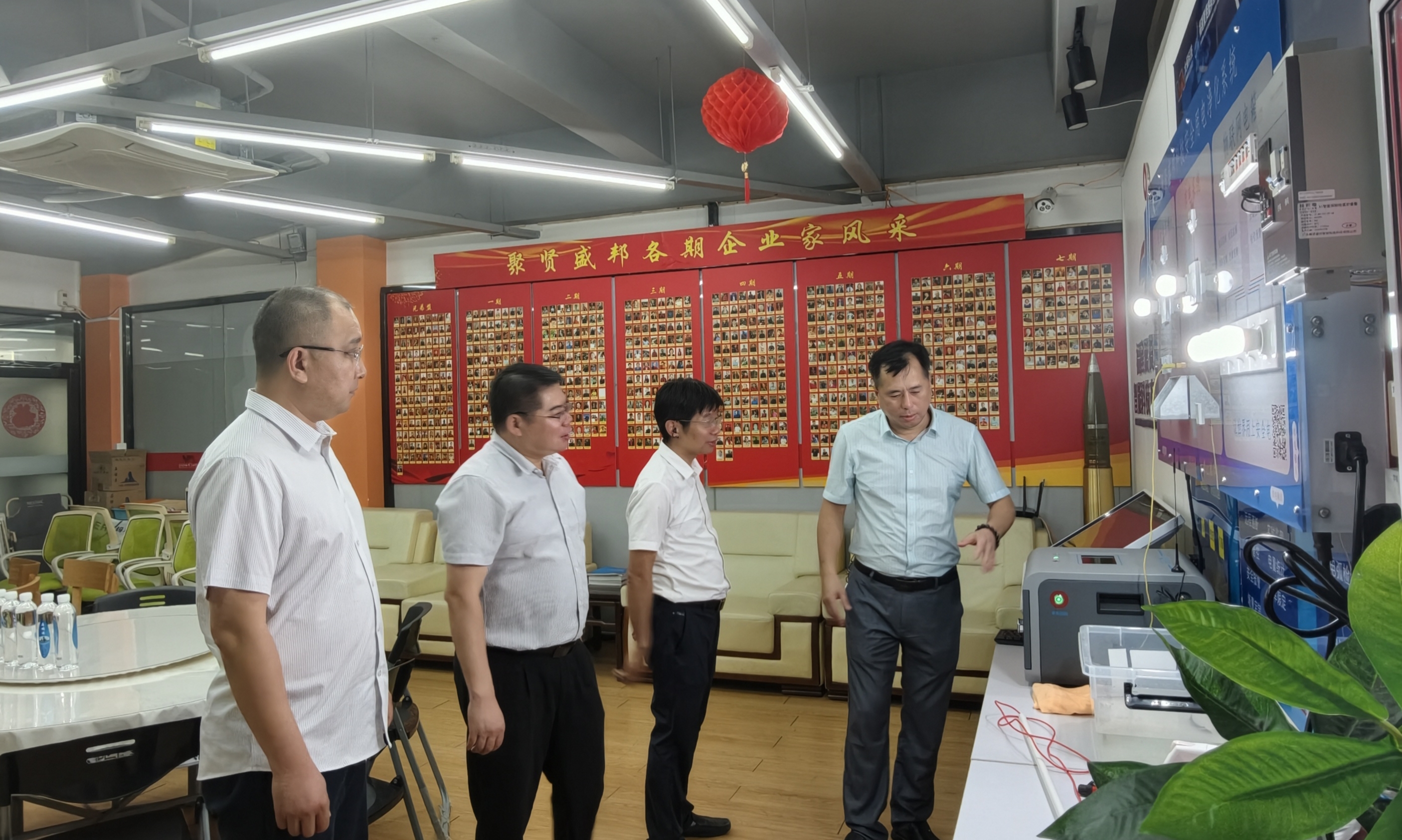王健明校友介绍安全智慧用电设备.jpeg 2.jpeg